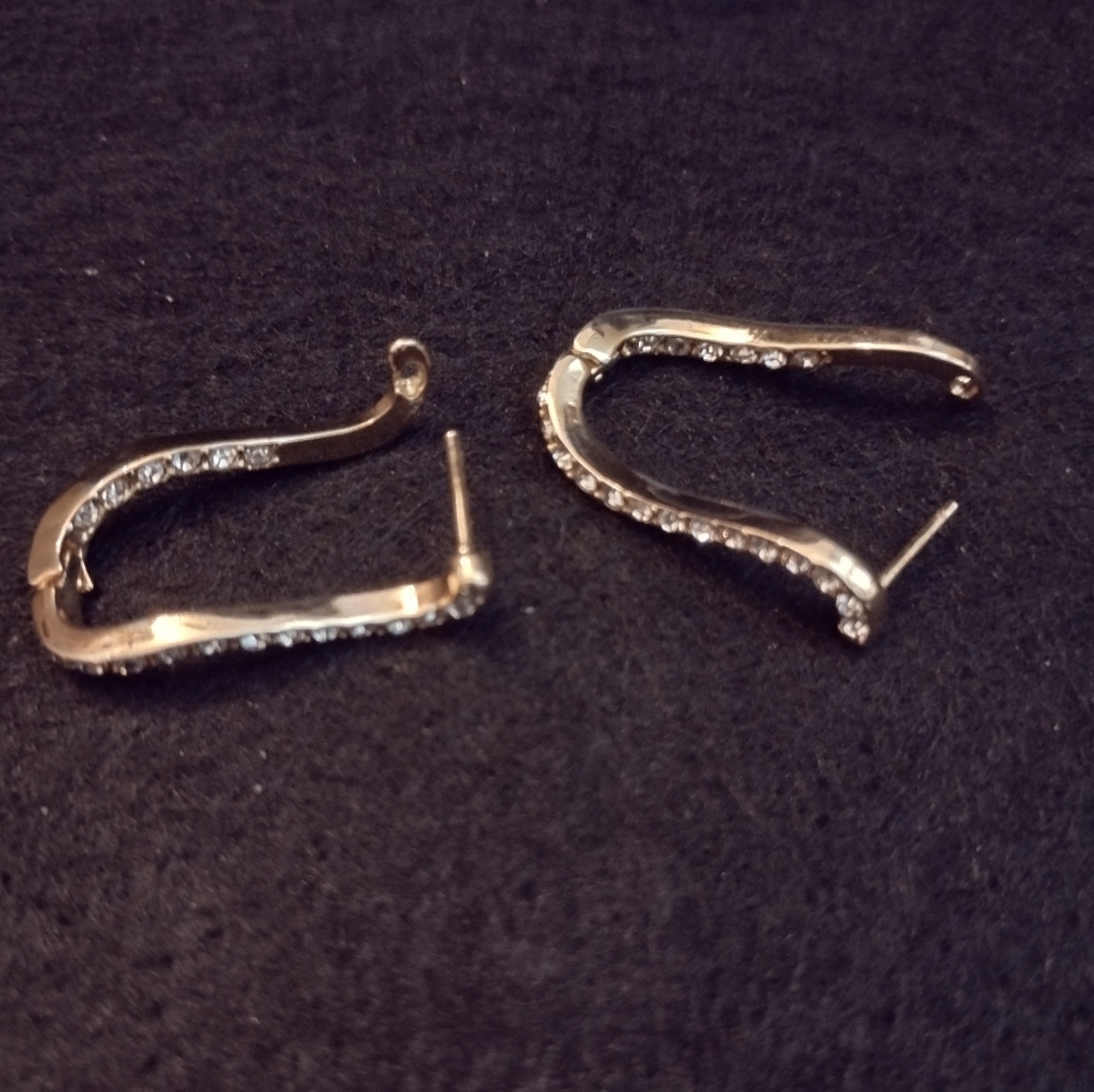 Elegant Gold and Silver Wave Earrings - Picture 5 of 7